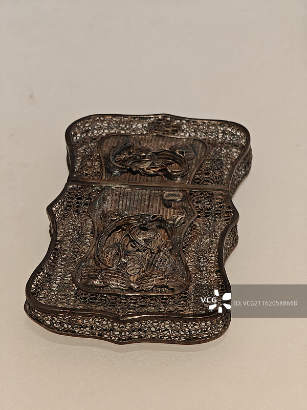 岭南金融博物馆清代银累丝龙纹“亚”字形名片盒图片素材