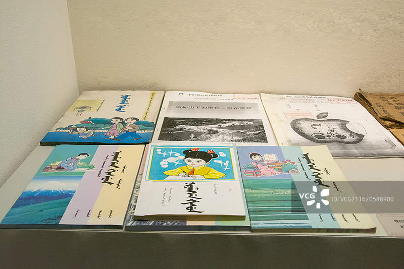 锡伯文编撰的教材和图书图片素材