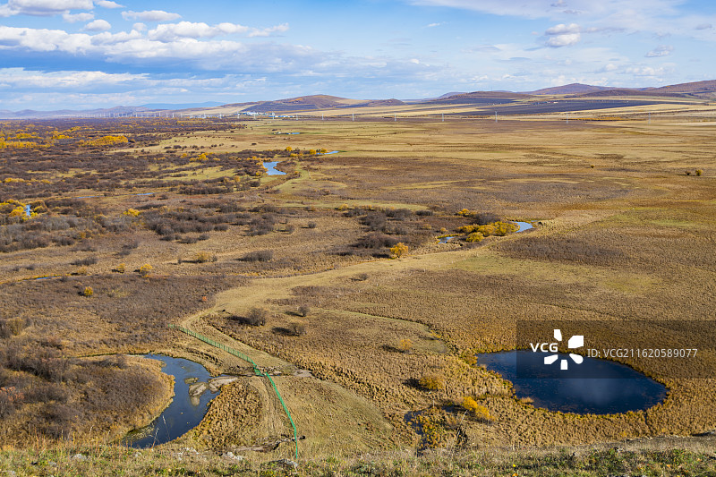 呼伦贝尔额尔古纳湿地，秋季景观，金色的草原、树林、蓝色的湖，大兴安岭图片素材
