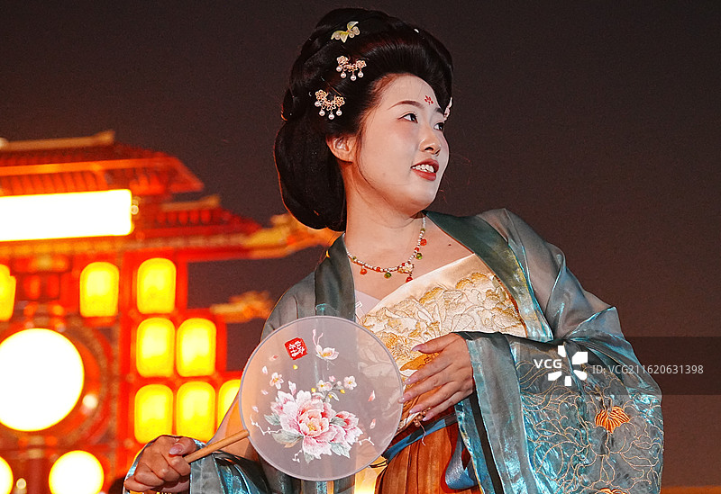 女人穿着汉服在夜晚的古建筑图片素材