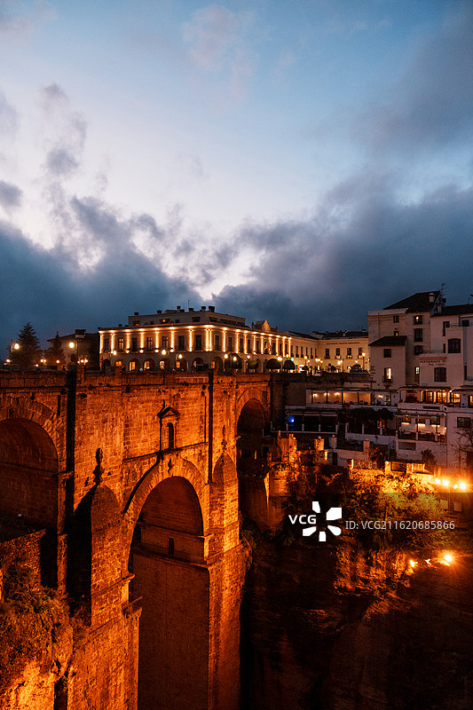 蓝调时刻的天空之城龙达新桥图片素材
