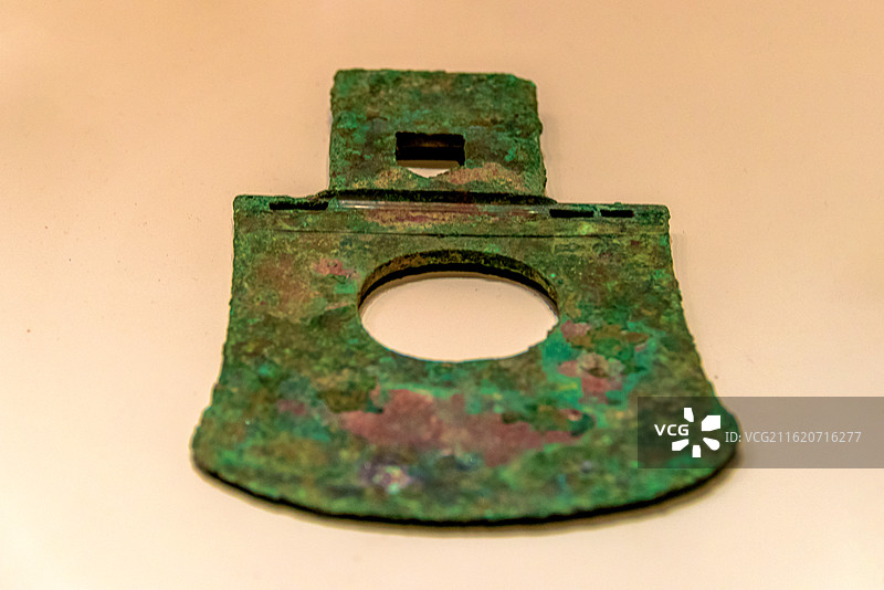 中国河南安阳殷墟博物馆馆藏商代铜钺图片素材