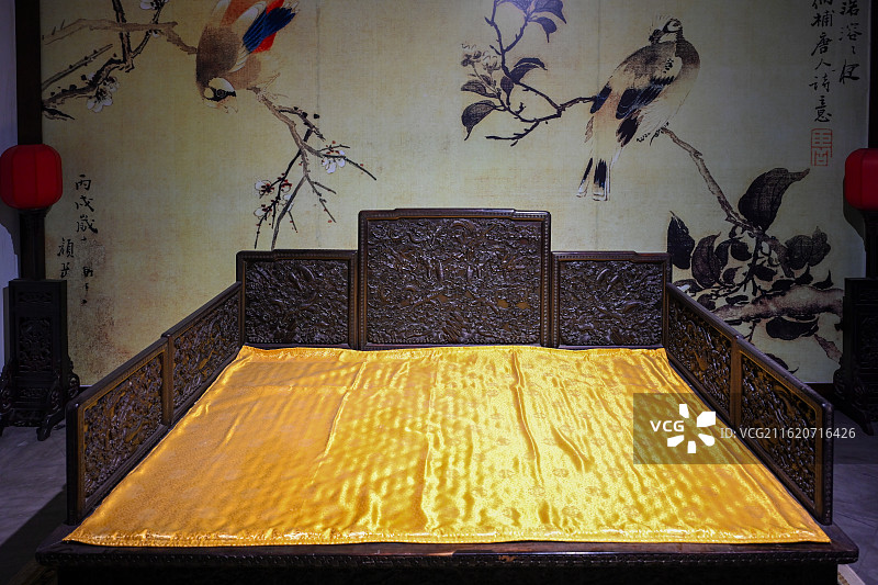 紫檀木雕花罗汉榻，现藏于镇江博物馆图片素材