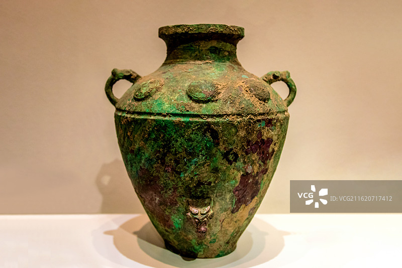 中国河南安阳殷墟博物馆馆藏商代涡纹铜罍图片素材
