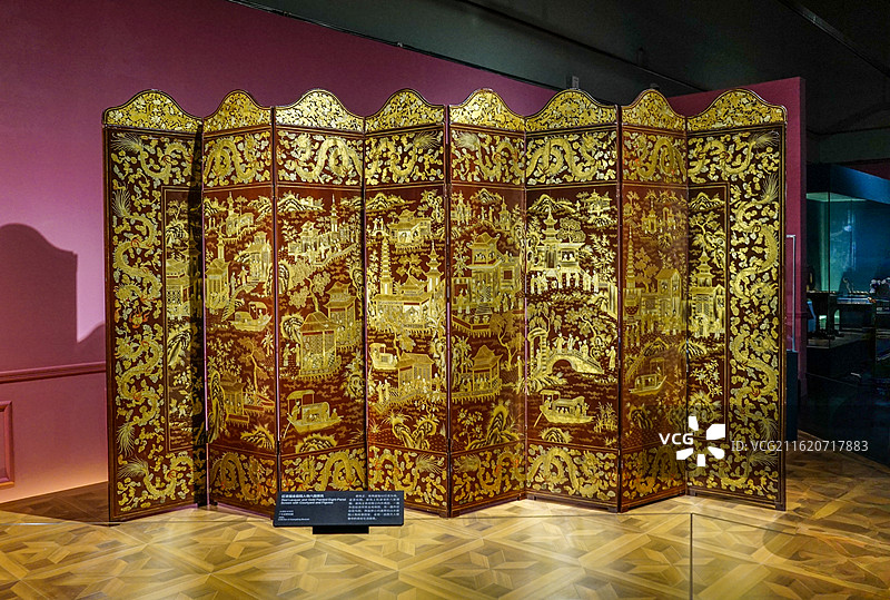 广东省博物馆：漆描金庭院人物八围屏风图片素材