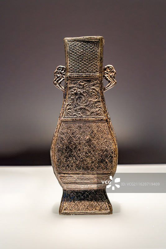 海水纹铜云耳方瓶_元_上海博物馆_融古烁新_宋元明清铜器的复古与创新展图片素材