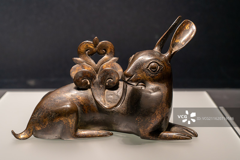 鎏金卧兔衔灵芝铜镜架_明_首都博物馆_上海博物馆_融古烁新_宋元明清铜器的复古与创新展图片素材