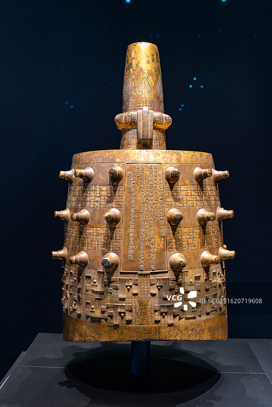 上海博物馆东馆融古烁新宋元明清铜器的复古与创新展鎏金仿古铜“姑洗”钟 清乾隆二十六年 1761年图片素材