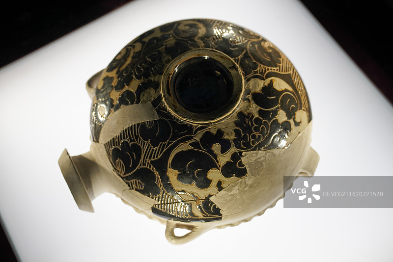 宁夏回族自治区 银川市 宁夏博物馆 西夏 黑釉剔刻牡丹花纹四系扁壶 扁壶图片素材