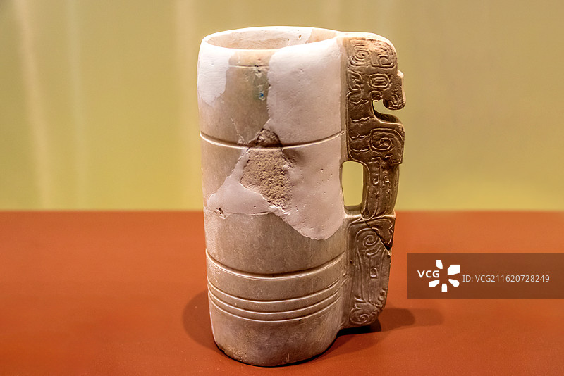 中国河南安阳殷墟博物馆馆藏商代夔龙鋬石杯图片素材