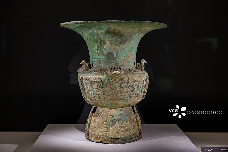 国家博物馆 三星堆-金沙遗址古蜀文明展 商 青铜尊 1986年三星堆遗址二号祭祀坑出土图片素材