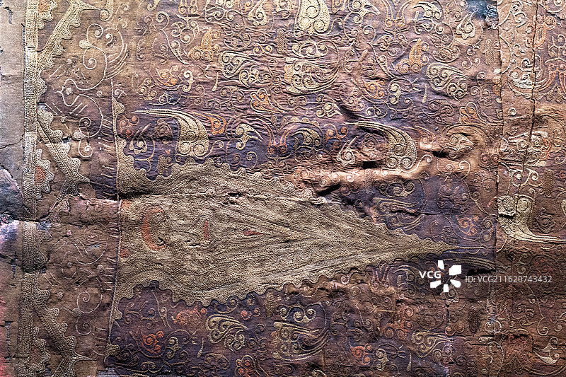 北京首都博物馆展出的西汉 石景山老山汉墓出土的装饰棺木墙柳之上的布帛荒帷纹饰锁绣织法局部细节图片素材