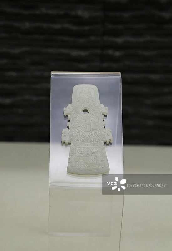 辽宁省锦州博物馆 清代 白玉雕兽面四夔龙纹戚图片素材