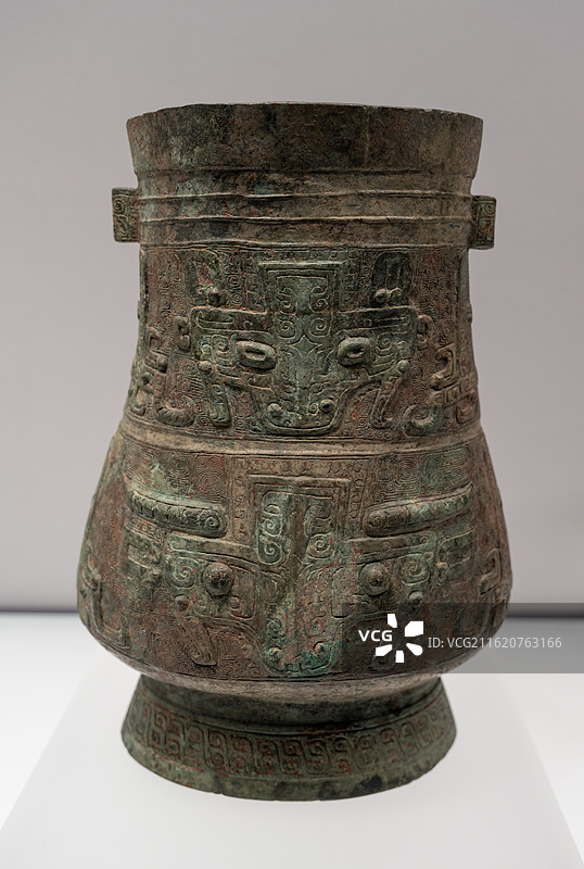 商代晚期的兽面纹青铜壶，现藏于上海博物馆东馆。图片素材