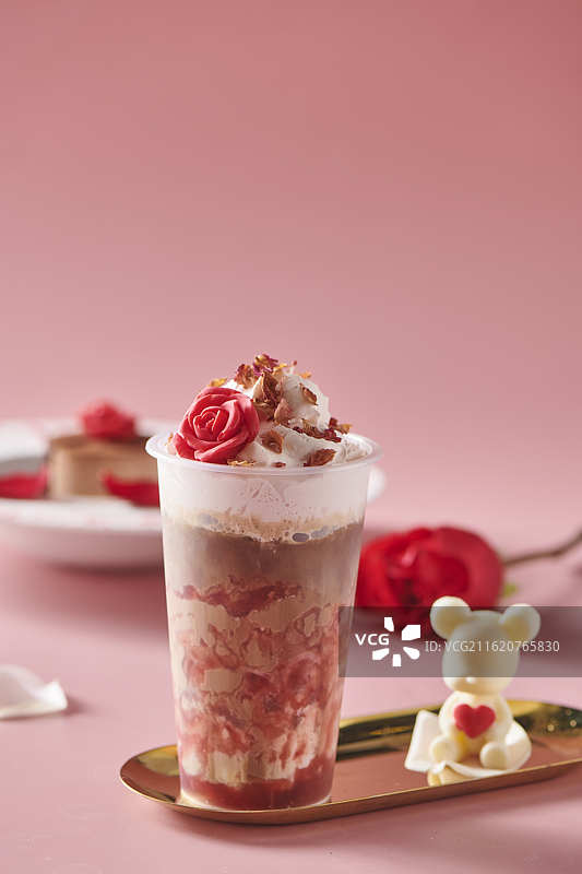 情人节饮品 草莓奶油玫瑰奶茶图片素材