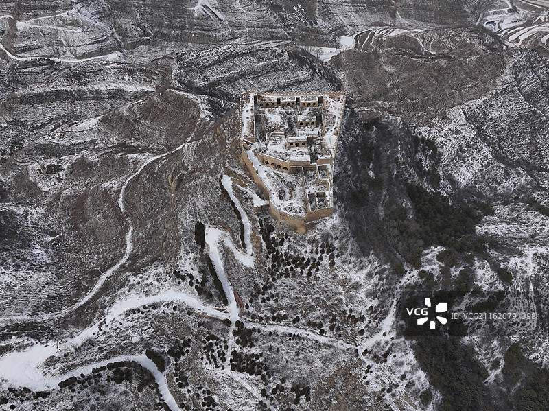 山西晋中市青龙寨迁善庄寨址雪后黄土高原古堡遗址航拍图片素材