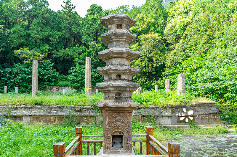 中国山东济南泰安大灵岩寺，般舟殿遗址唐代石砌须弥座式台基石质八棱经幢密檐式龙虎纹饰石塔，户外白昼无人图片素材