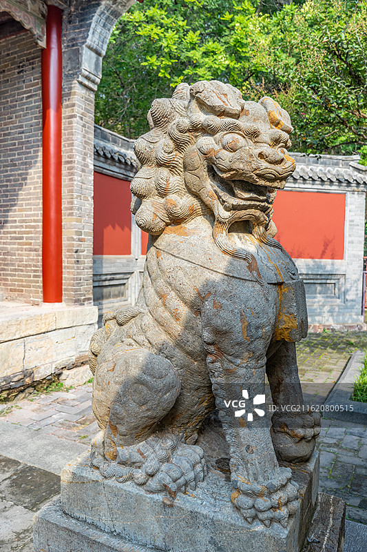 中国山东济南泰安泰山旅游著名景点千年古刹大灵岩寺，检票口的古代建筑城门和石狮子，户外白昼无人图像摄影图片素材