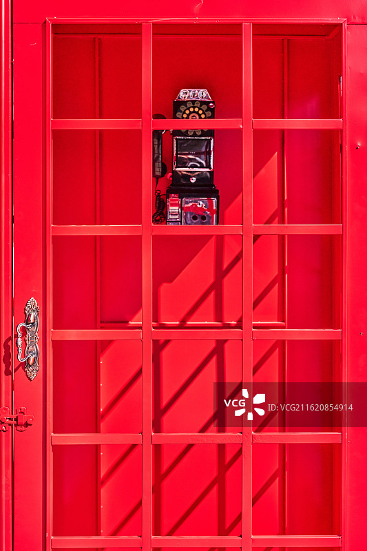 街道上的红色电话亭图片素材