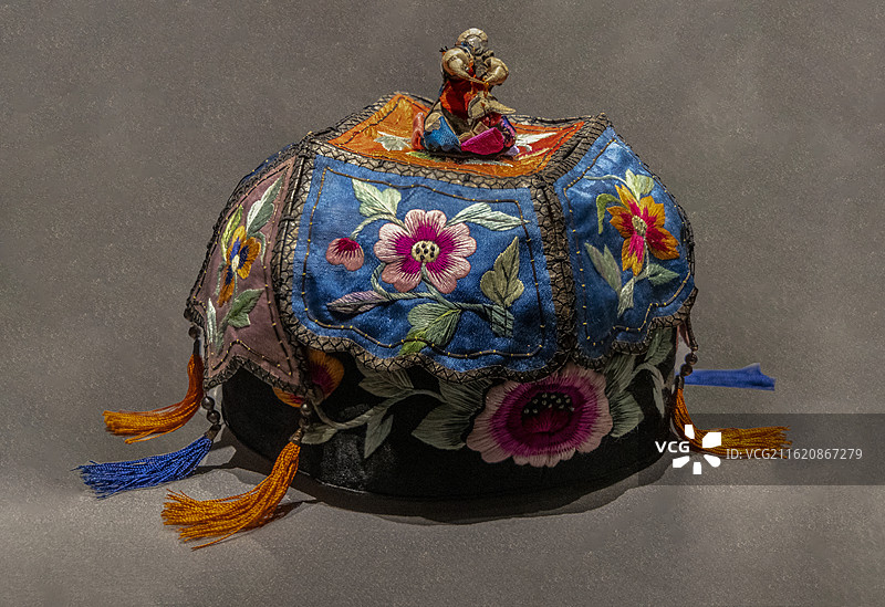 首都博物馆“京津冀庙会文化展”：黑地几何绣花童帽（民国，首都博物馆藏）图片素材