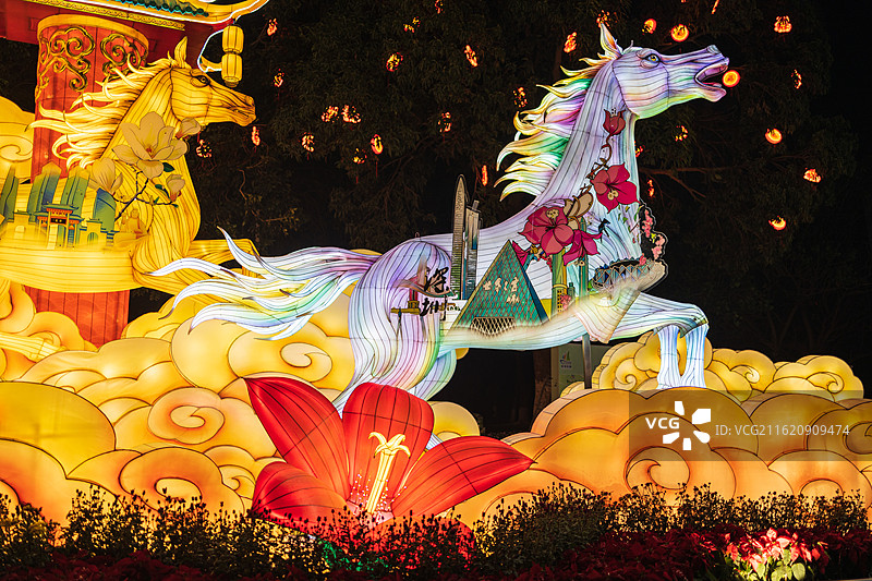 广州南沙2026年粤港澳大湾区灯会 骏马腾云 灯组与木棉花雕塑特写夜景图片素材