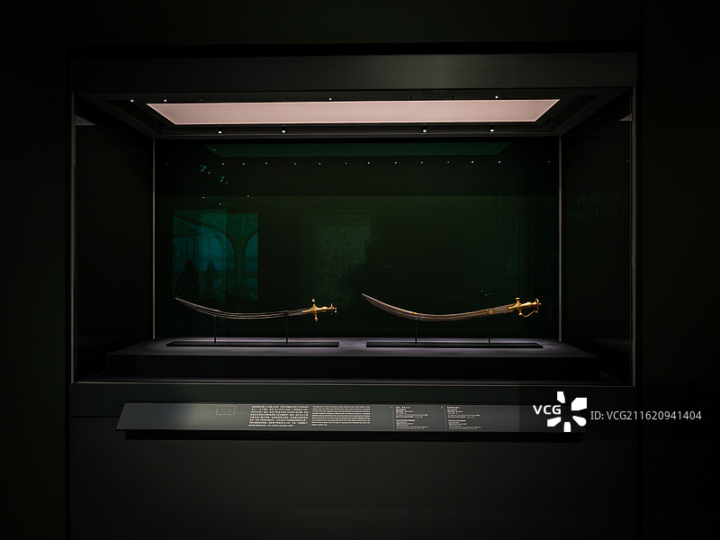 莫卧儿帝国皇家金错纹饰佩剑与大马士革钢刀图片素材