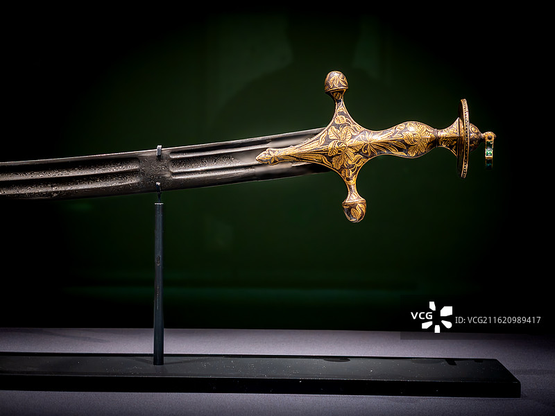 莫卧儿帝国皇家金错纹饰佩剑与大马士革钢刀图片素材