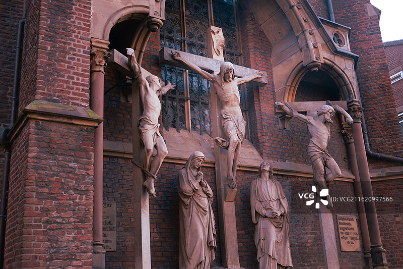 教堂外墙上的耶稣受难雕塑群，展现了历史的厚重与宗教的庄严图片素材