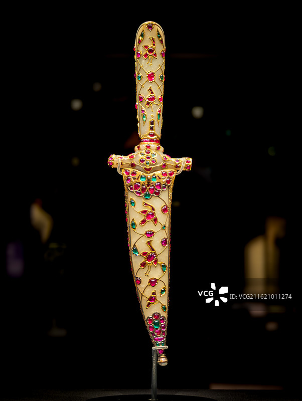 莫卧儿帝国皇家金错纹饰佩剑与大马士革钢刀图片素材