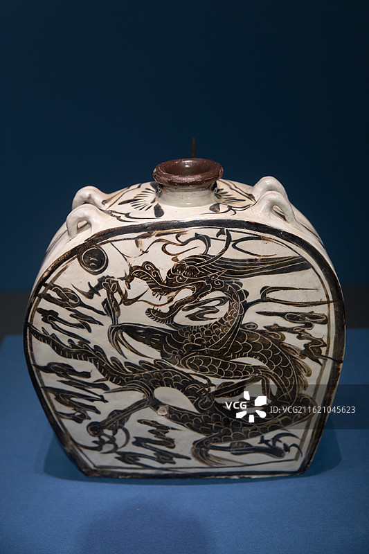 首都博物馆镇馆之宝磁州窑白地黑花龙凤纹四系扁壶图片素材