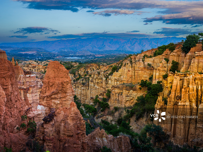 云南省元谋物茂土林风景，赤红土柱拔地而起，形态各异，有的如利剑直插云霄，有的似城堡雄伟壮观。图片素材