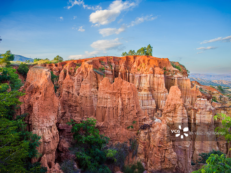 云南省元谋物茂土林风景，赤红土柱拔地而起，形态各异，有的如利剑直插云霄，有的似城堡雄伟壮观。图片素材