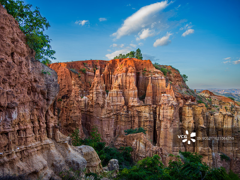 云南省元谋物茂土林风景，赤红土柱拔地而起，形态各异，有的如利剑直插云霄，有的似城堡雄伟壮观。图片素材