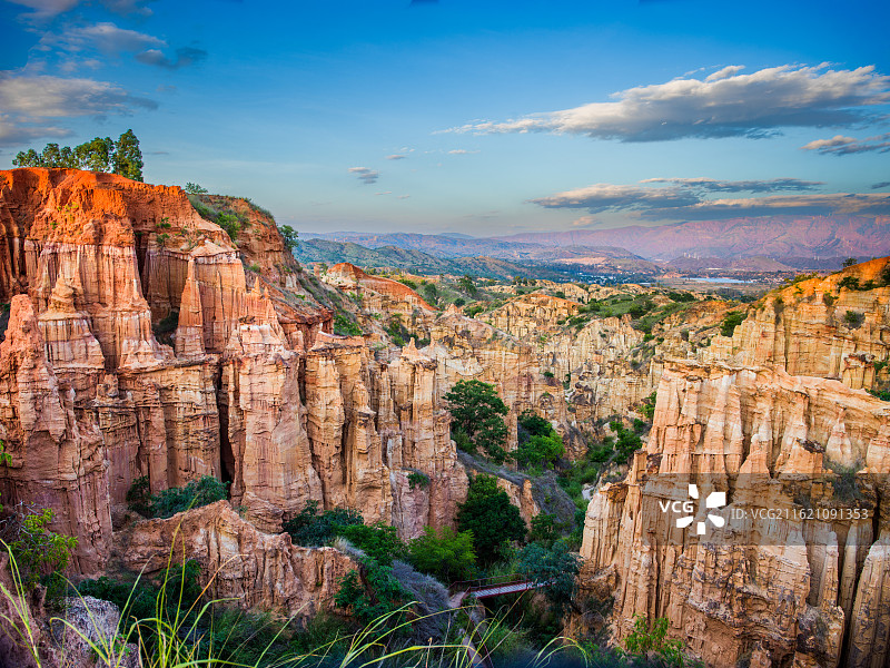 云南省元谋物茂土林风景，赤红土柱拔地而起，形态各异，有的如利剑直插云霄，有的似城堡雄伟壮观。图片素材
