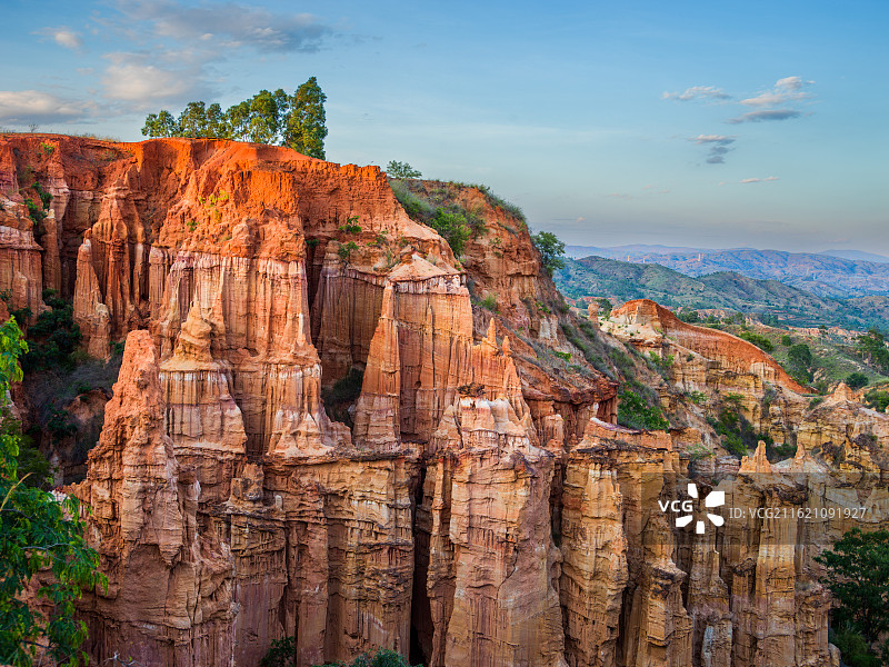 云南省元谋物茂土林风景，赤红土柱拔地而起，形态各异，有的如利剑直插云霄，有的似城堡雄伟壮观。图片素材