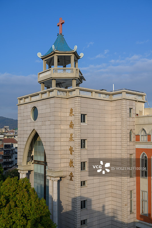 泉州古城的热门旅游点：泉州西街、开元寺、双塔、中山路、妙音鸟图片素材