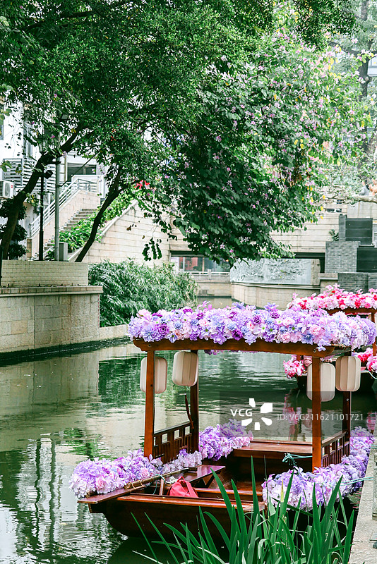 广州市荔湾区荔枝涌上的花船图片素材