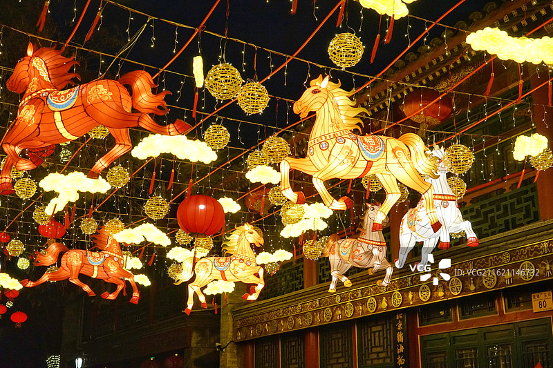 马年春节 北京琉璃厂街道夜晚的马形状中国灯笼图片素材