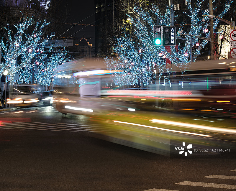 中国上海城市夜晚车流光轨与灯光装饰街道图片素材
