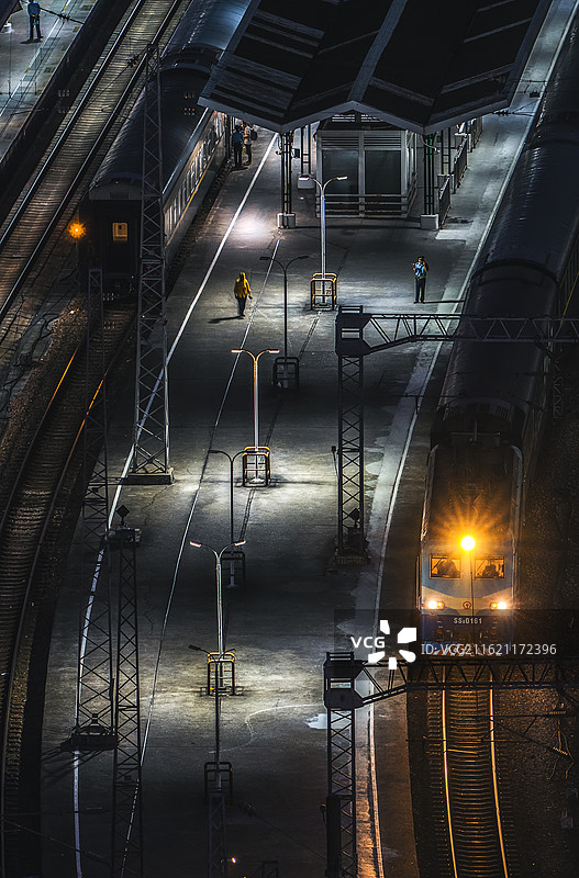 火车 春运 列车 高铁 火车站 铁路 夜晚 列车图片素材