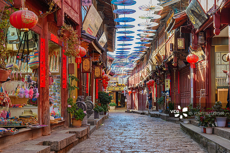 云南丽江古城现文巷油纸伞图片素材