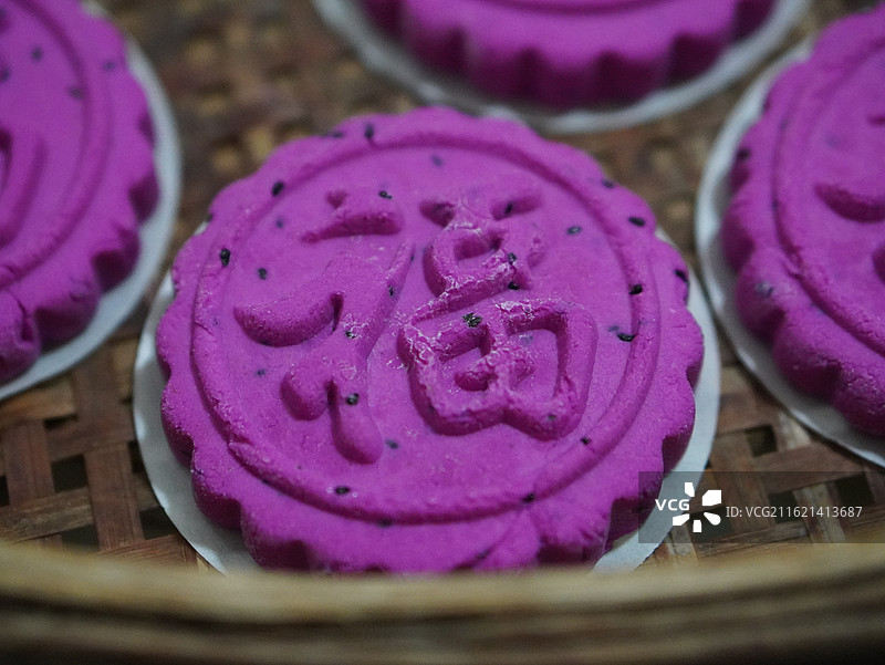 妈妈的味道 美食技艺 火龙果味福字粑粑（蒸熟前）图片素材