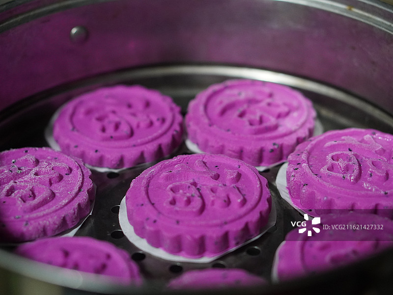 妈妈的味道 美食技艺 火龙果味福字粑粑（蒸熟前）图片素材