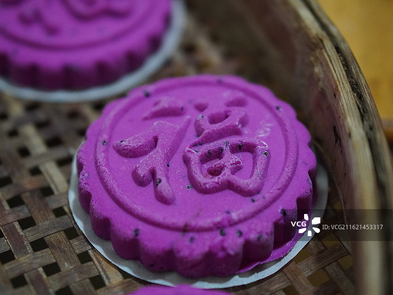 妈妈的味道 美食技艺 火龙果味福字粑粑（蒸熟前）图片素材