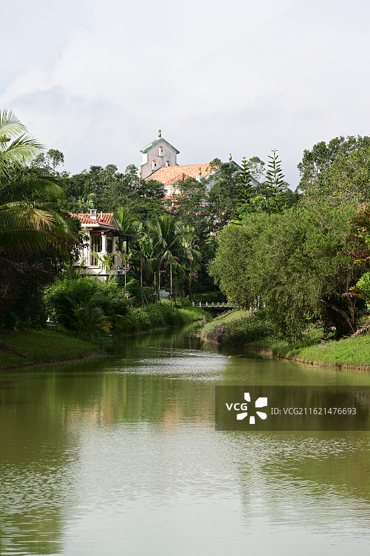 有云的南燕湾，美丽的海滩和草地图片素材