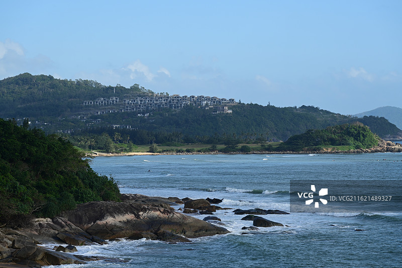 有云的南燕湾，美丽的海滩和草地图片素材