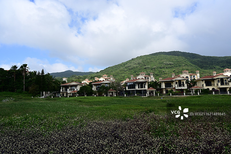 有云的南燕湾，美丽的海滩和草地图片素材