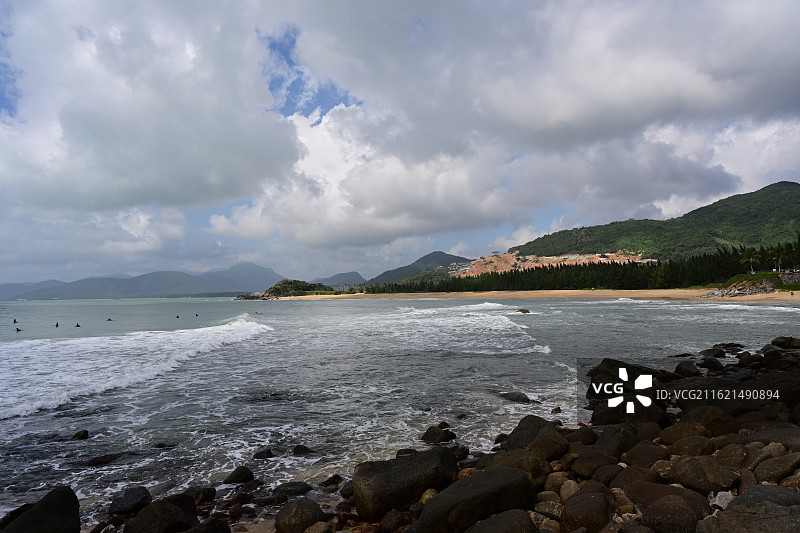 有云的南燕湾，美丽的海滩和草地图片素材