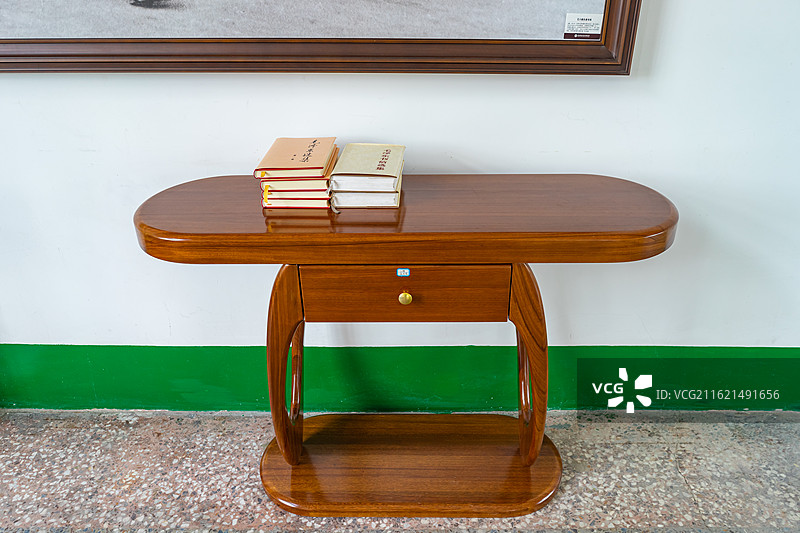 中国山东泰山站旧址津浦铁路泰安市博物馆省级文物保护单位老火车站传统复古门窗桌子椅子，室内无人图像摄影图片素材