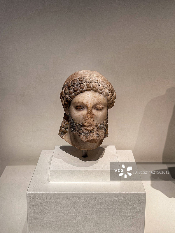 杭州良渚博物院“古希腊的旅程”特展展出古风时期男子大理石头像图片素材